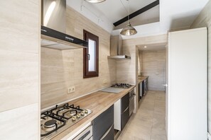 Refrigerador, microondas, horno y cafetera y tetera 