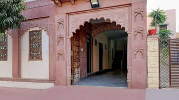 House | Meja sambut tetamu