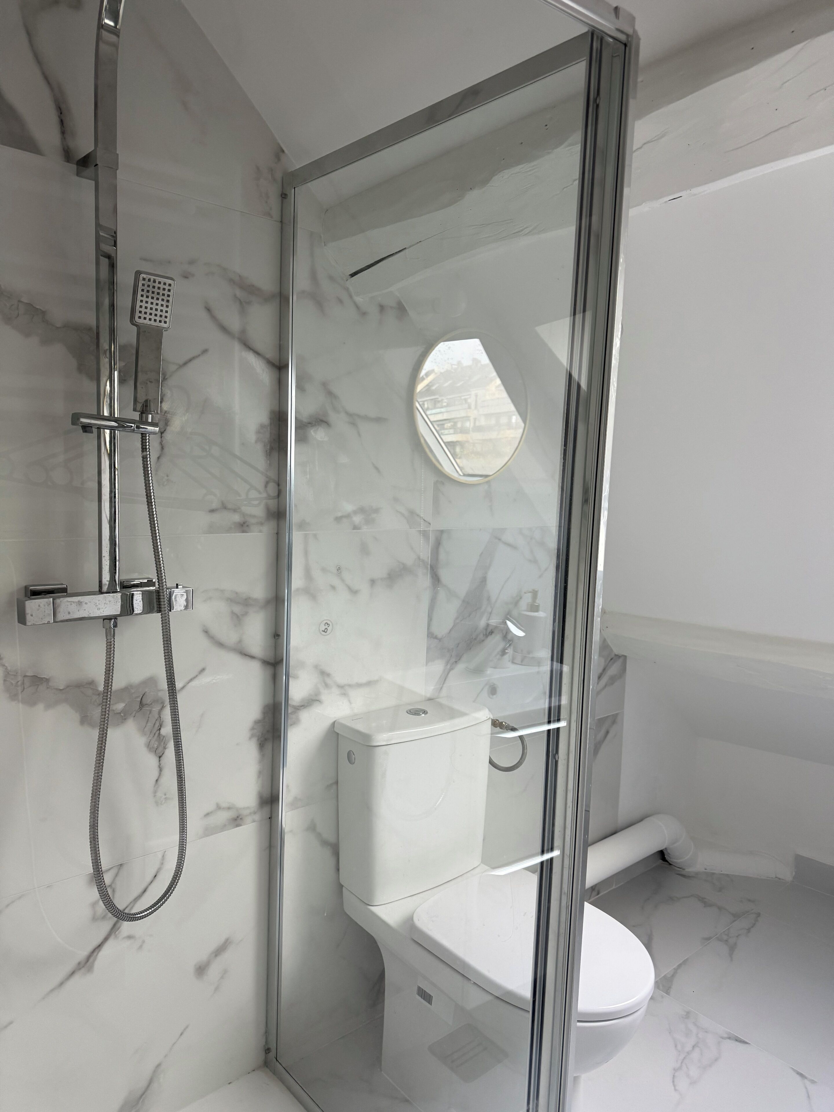 Douche, sèche-cheveux, serviettes fournies, papier toilette