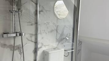 Douche, sĂšche-cheveux, serviettes fournies, papier toilette