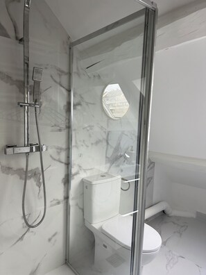 Douche, sĂšche-cheveux, serviettes fournies, papier toilette