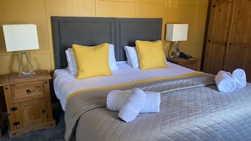 Double or Twin Room, Ensuite | Iron/ironing board, free WiFi