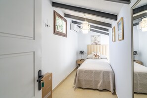 Iron/ironing board, free WiFi, bed sheets - Cubo’s NAZ Country Stay | Single Room with Private Bathroom + Breakfast (Alhaurín el Grande)