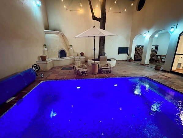 Una piscina al aire libre, una piscina climatizada