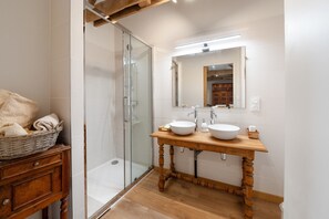 Dusche, Haartrockner, Handtücher
