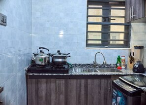 Private kitchen - 1 bedroom apartment with 24h power supply with internet and swimming pool. (Egbeda)