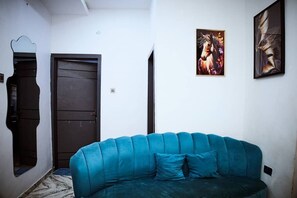 Interior - 1 bedroom apartment with 24h power supply with internet and swimming pool. (Egbeda)