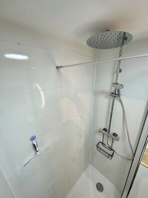 Douche, sèche-cheveux, serviettes fournies, savon