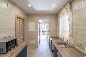 冷蔵庫、電子レンジ、オーブン、コーヒー / ティーメーカー