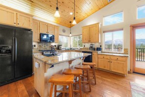 Fridge, microwave, oven, stovetop - Lookout Point - Retreat for 6 (South Lake Tahoe)