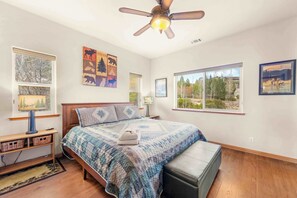 3 bedrooms, iron/ironing board, travel cot, WiFi - Lookout Point - Retreat for 6 (South Lake Tahoe)