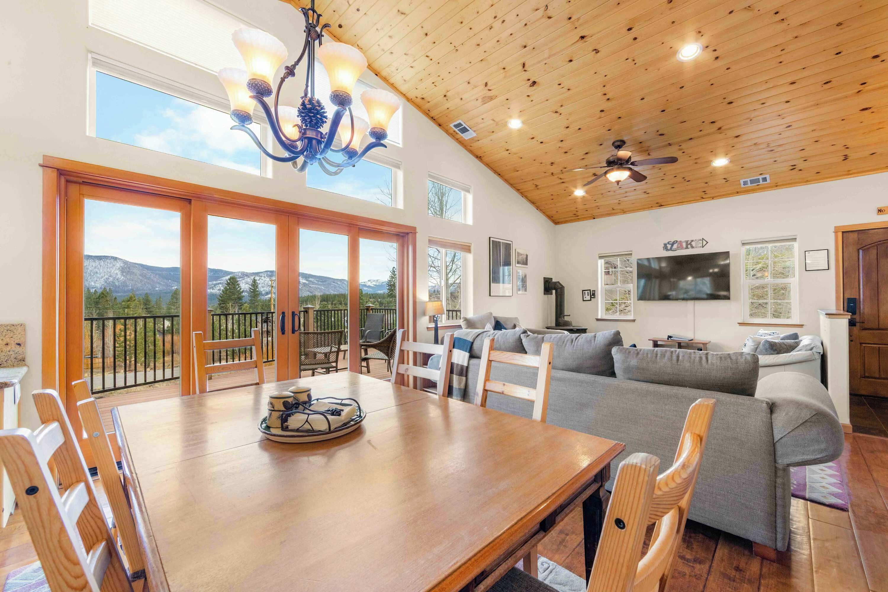 Televisión y chimenea 