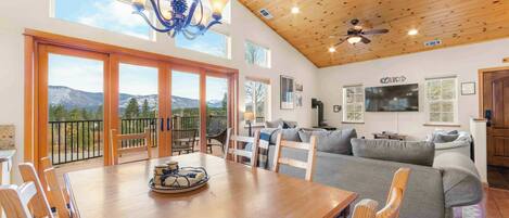 Televisión y chimenea