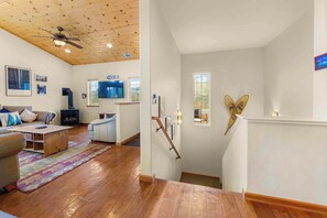 TV, fireplace - Lookout Point - Retreat for 6 (South Lake Tahoe)