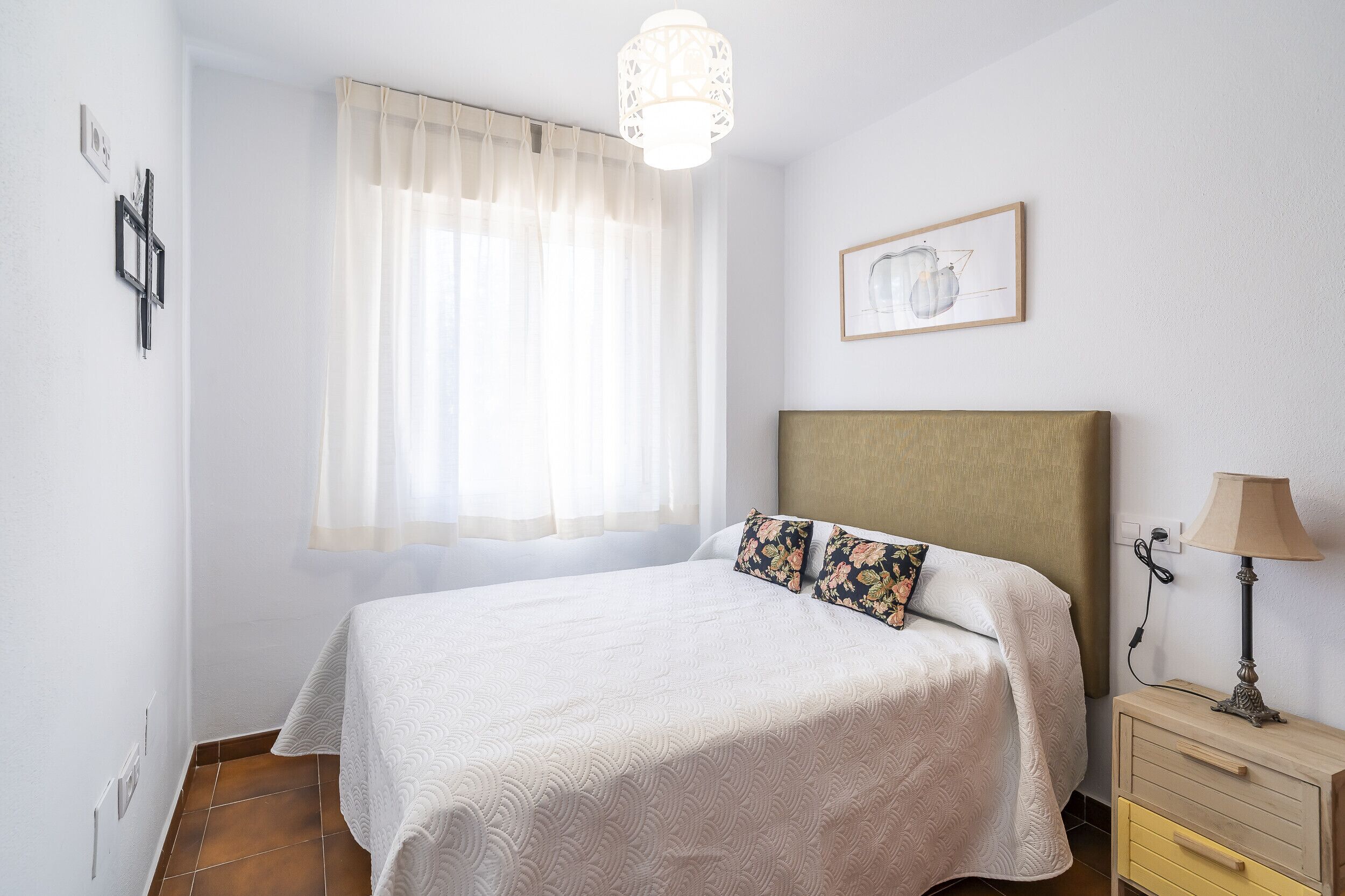 Tabla de planchar con plancha, wifi gratis y ropa de cama 