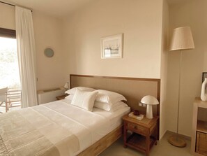 4 bedrooms, in-room safe, desk, iron/ironing board