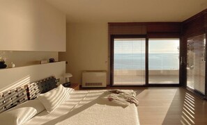 4 chambres, coffres-forts dans les chambres, bureau