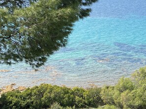 Chaises longues, serviettes de plage