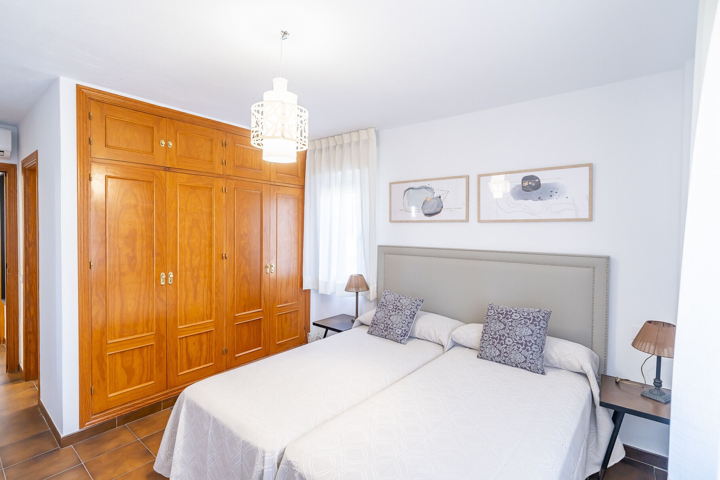 Silitysrauta/-lauta, ilmainen Wi-Fi, vuodevaatteet