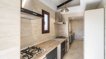 Fridge, microwave, oven, coffee/tea maker