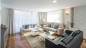 Un salon moderne avec deux canapés, une table basse et un meuble pour la télévision.