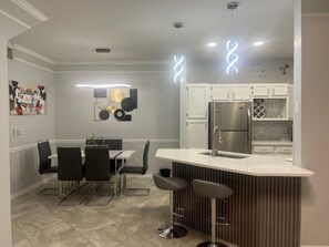 Dining - Apartment Near Disney with Free Shuttle ( scheduled) to Theme Parks, Free Parking, Free Wifi (Kissimmee)