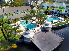 A heated pool - Apartment Near Disney with Free Shuttle ( scheduled) to Theme Parks, Free Parking, Free Wifi (Kissimmee)