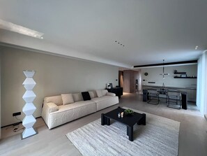 Senior Apartment, 3 Bedrooms | Free WiFi - Book and Bed-Chang Ning (Shanghai)