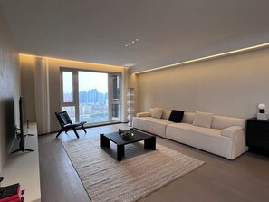 Senior Apartment, 3 Bedrooms | Free WiFi - Book and Bed-Chang Ning (Shanghai)