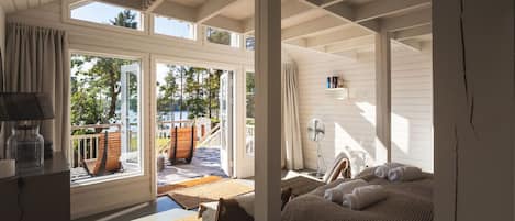 Travel crib, WiFi, bed sheets