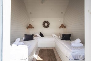 Travel cot, WiFi, bed sheets