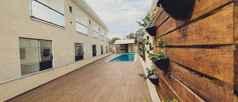 Una piscina al aire libre