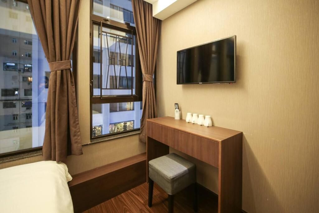 Comfort Triple Room, City View | Desk, blackout drapes, free WiFi, bed sheets