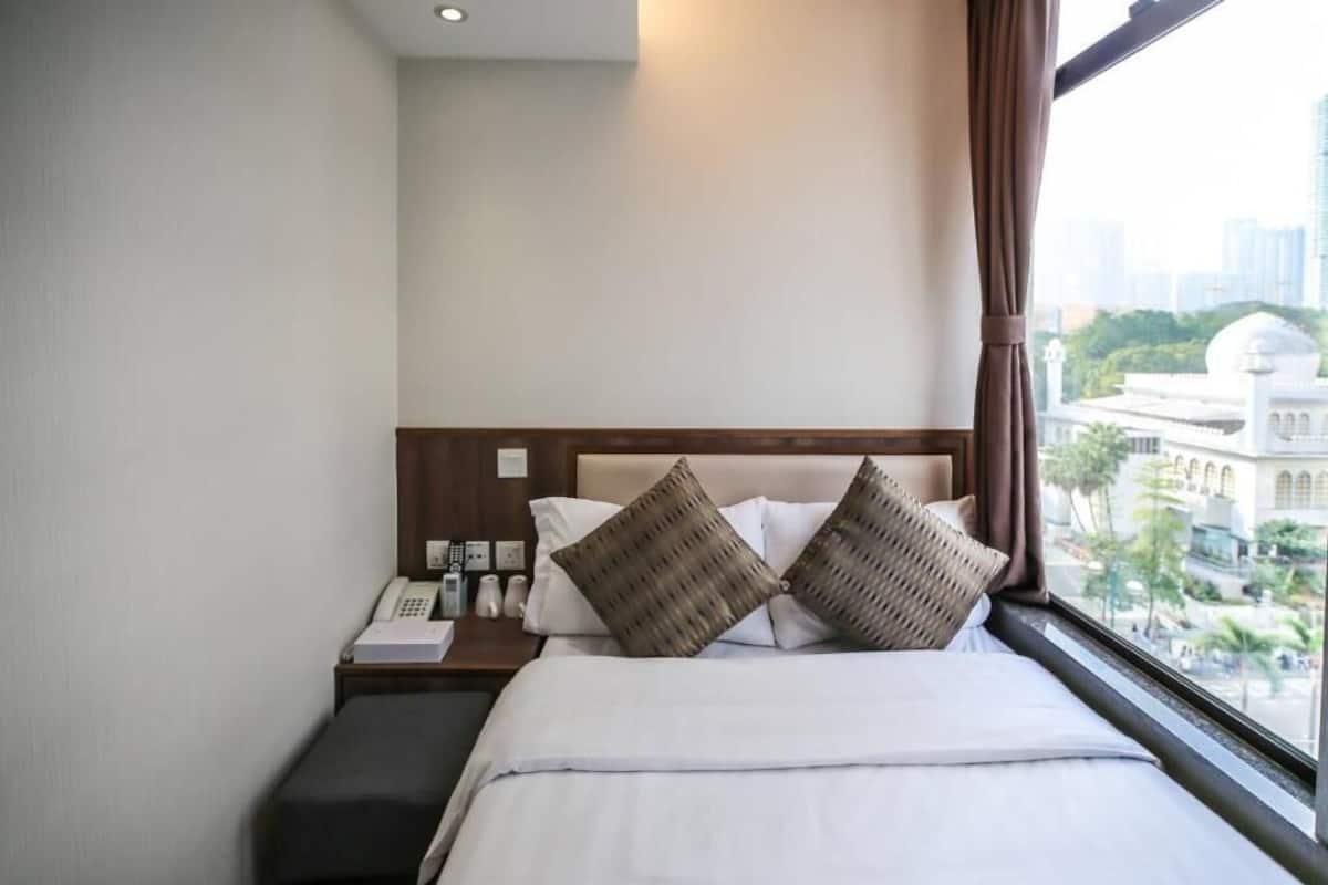 Double Room | Desk, blackout curtains, free WiFi, bed sheets
