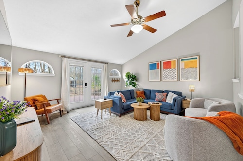 Elegant Indy Retreat. Spacious 4-bedroom with Movie Theater, Game room, and Gym.