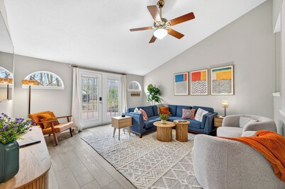 Elegant Indy Retreat. Spacious 4-bedroom with Movie Theater, Game room, and Gym.