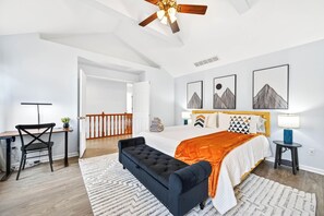 4 Schlafzimmer, Schreibtisch, Bügeleisen/Bügelbrett, Reisekinderbett