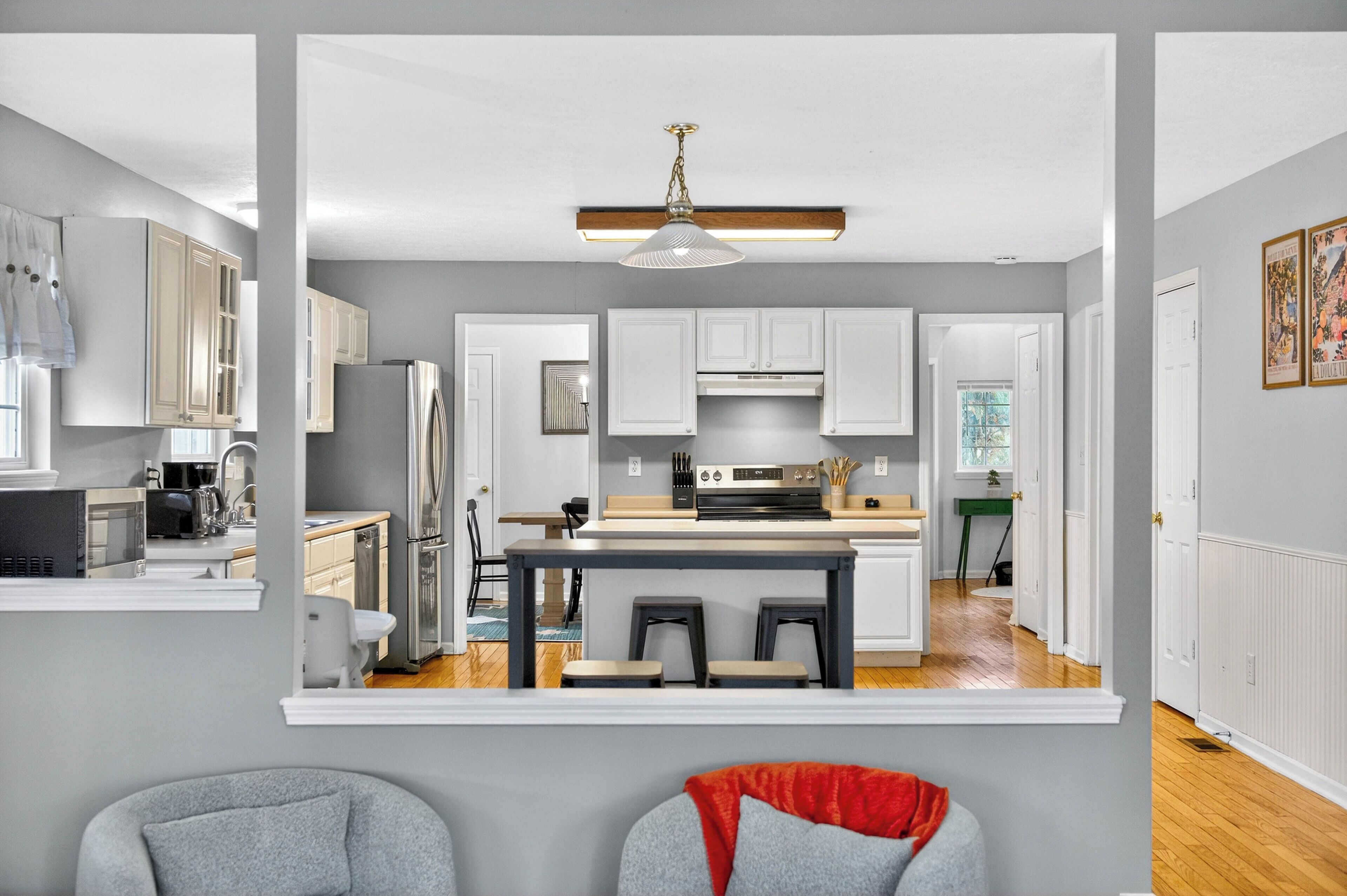 Frigorífico, microondas, horno y placa de cocina