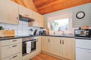 Cookware/dishes/utensils - Cornish Woodland Retreat (Bodmin)