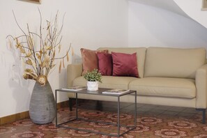 Una televisión, una mesa de tenis de mesa