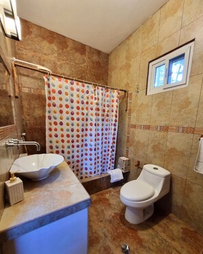 Shower, towels, soap, toilet paper - Spacious 8-bedroom, 22-guests chalet in tranquil Puerto San José with AC (Puerto San José)