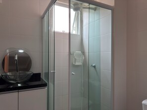 Serviettes fournies, papier toilette