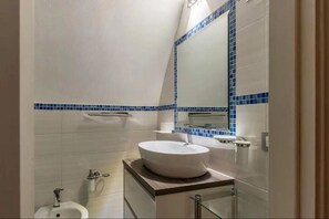 Shower, hair dryer, bidet, towels - Cozy 1-bedroom apartment in charming Roma (Roma)