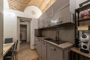 Fridge, microwave, oven, stovetop - Cozy 1-bedroom apartment in charming Roma (Roma)