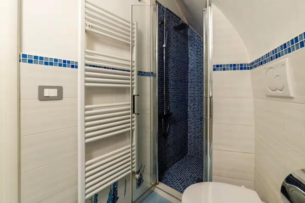 Douche, sèche-cheveux, bidet, serviettes fournies