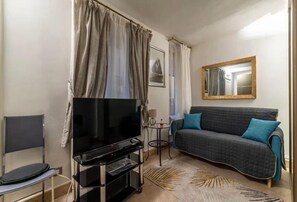 Smart TV - Cozy 1-bedroom apartment in charming Roma (Roma)