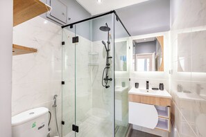 Shower, hair dryer, towels, soap - Central Guéliz, 3-bedroom apartment, renovated and sunny (Marrakech)