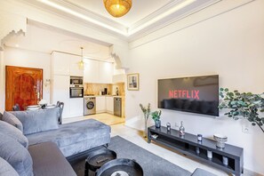 TV - Central Guéliz, 3-bedroom apartment, renovated and sunny (Marrakech)