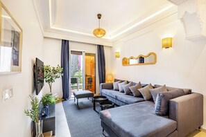 TV - Central Guéliz, 3-bedroom apartment, renovated and sunny (Marrakech)