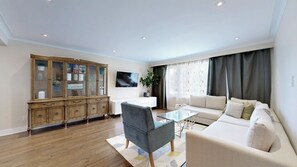 TV - Spacious 4BR House in North York Near Transit (Yonge & Sheppard) (Toronto)